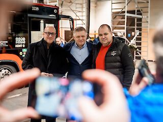 Fotogaléria k článku "Predseda vlády SR Robert Fico spolu s ministrom dopravy SR Jozefom Rážom dnes ráno navštívili mestský dopravný podnik v Bratislave"