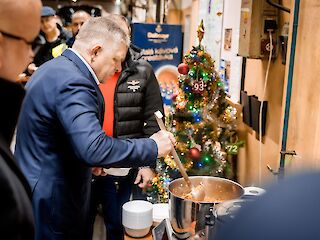 Fotogaléria k článku "Predseda vlády SR Robert Fico spolu s ministrom dopravy SR Jozefom Rážom dnes ráno navštívili mestský dopravný podnik v Bratislave"