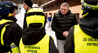 Premiér Robert Fico navštívil žiakov na lyžiarskom výcviku