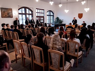 Fotogaléria k článku "Predseda vlády SR Robert Fico v Modre diskutoval so študentmi"