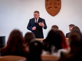 Fotogaléria k článku "Predseda vlády SR Robert Fico v Modre diskutoval so študentmi"