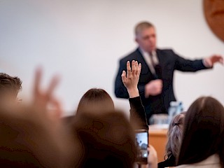 Fotogaléria k článku "Predseda vlády SR Robert Fico v Modre diskutoval so študentmi"