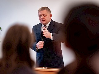 Fotogaléria k článku "Predseda vlády SR Robert Fico v Modre diskutoval so študentmi"