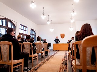 Fotogaléria k článku "Predseda vlády SR Robert Fico v Modre diskutoval so študentmi"