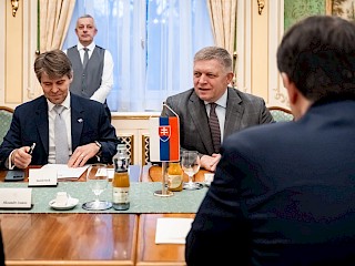 Fotogaléria k článku "Predseda vlády SR Robert Fico diskutoval s podpredsedom Európskej komisie pre súdržnosť a reformy Raffaelem Fittom"