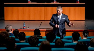 Robert Fico študentom: Buďte otvorení novým výzvam a využite obrovské možnosti, ktoré vám svet prináša