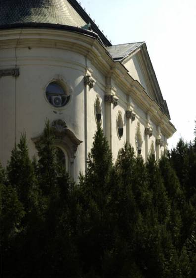 Central pavilion of the Archbishops summer palace, with rounded corners, subdivided by pilasters below the fascia - view from the northwestern part of the garden.